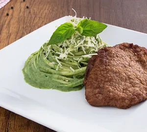 Tallarines verdes con bistec apanado